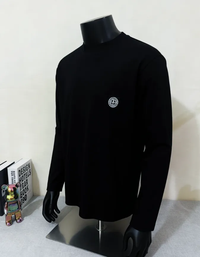 P180 Stone Island STONE ISLAND top version FW new long-sleeved T-shirt, classic style official website synchronization, embroidered small label LOGO long-sleeved T-shirt, 64-count high-density 280g double yarn pure cotton fabric, imported machine embroidered small label, embroidered letters are clean and neat, the letters are clear, supports NFC scanning to enter the official website, ready-to-wear collar hemming, shoulder hemming strips, collar tightly threaded , it has been processed by high-temperature color fixing and washing process before leaving the factory. It will not fade, shrink or pill. The style is simple, classic, soft and comfortable, a must-have wardrobe item. Color: black white, size: XS-L (the maximum L can wear 200 pounds)